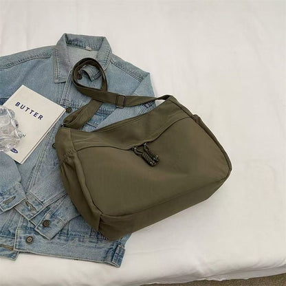 Simple and spacious canvas bag